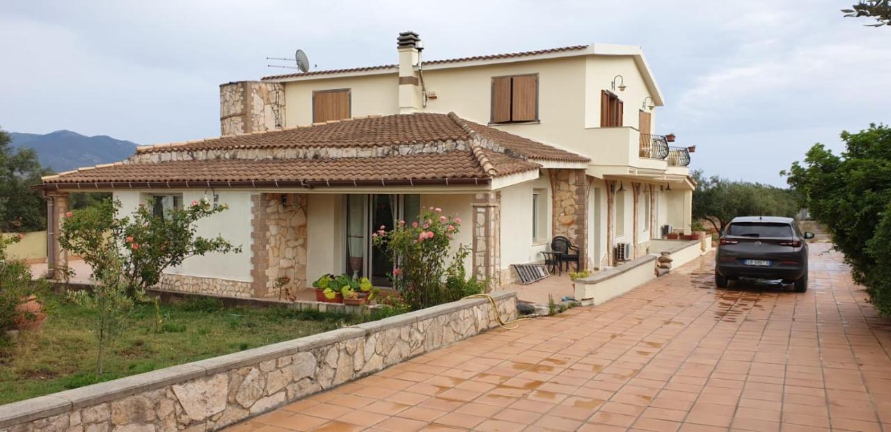 Villa Renzo E Lucia Sant Isidoro  外观 照片