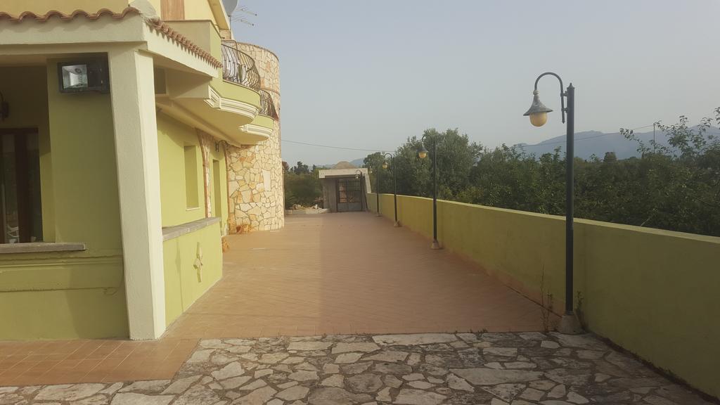 Villa Renzo E Lucia Sant Isidoro  外观 照片