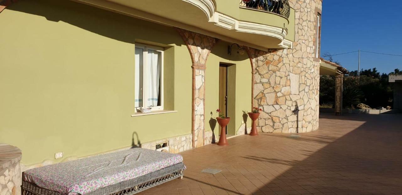 Villa Renzo E Lucia Sant Isidoro  外观 照片