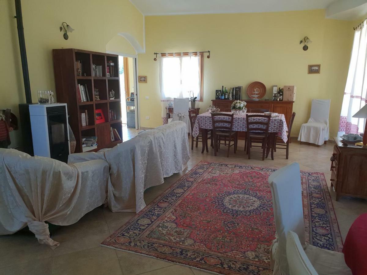 Villa Renzo E Lucia Sant Isidoro  外观 照片